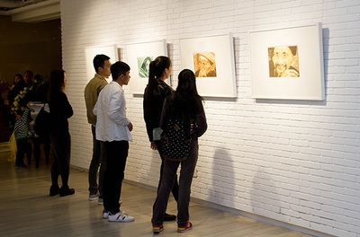 王華祥版畫展亮相愛慕美術館 回溯版畫之路，呈現藝術探索