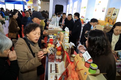 江蘇330種名特優(yōu)農(nóng)產(chǎn)品驚艷展銷，春茶竹筍小龍蝦成亮點